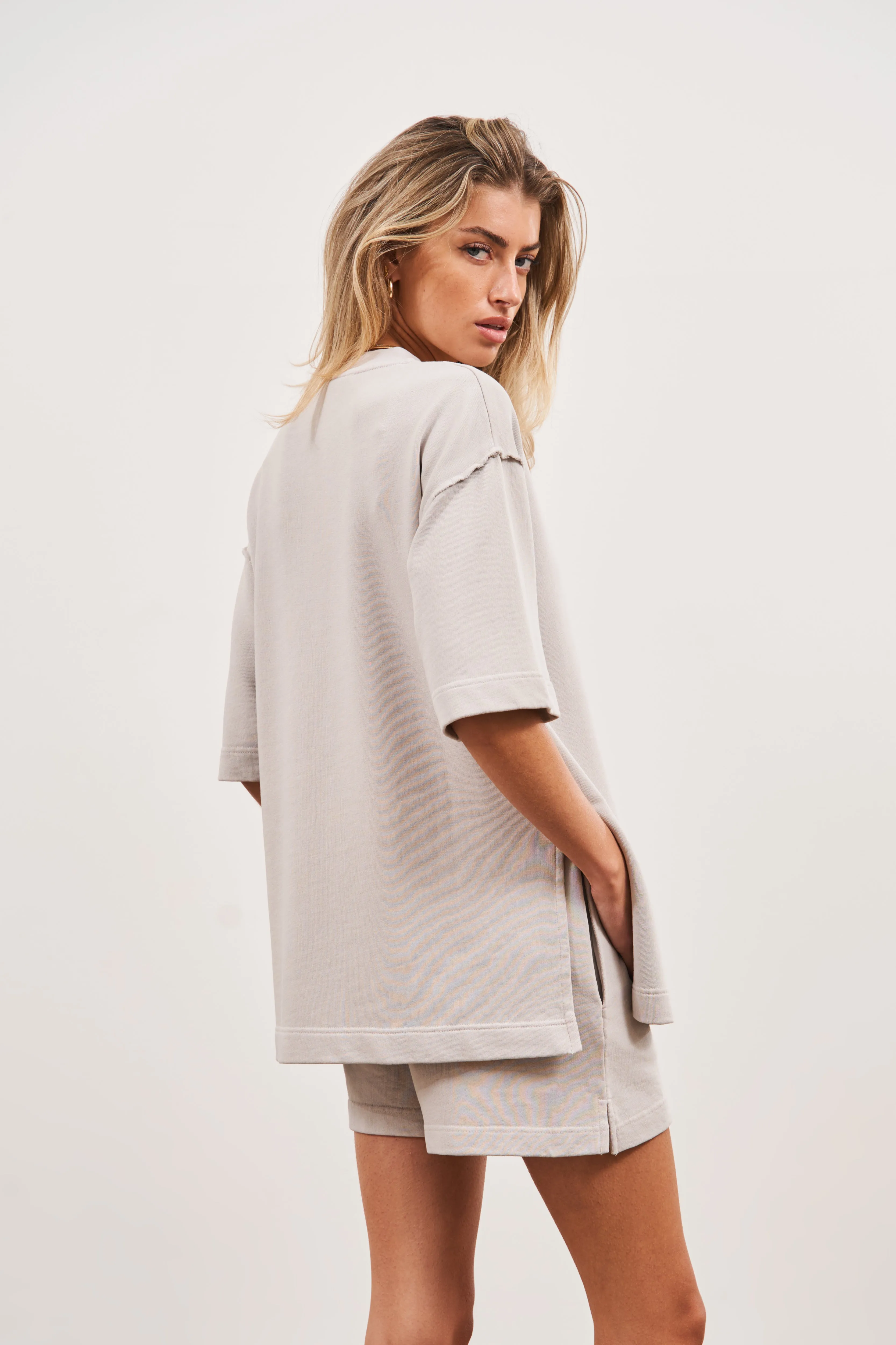 EMBLEM OVERSIZED T-SHIRT - GREY